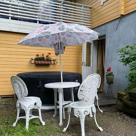 Oma Sisaeaenkaeynti, Sauna Ja Poreallas Puutalossa