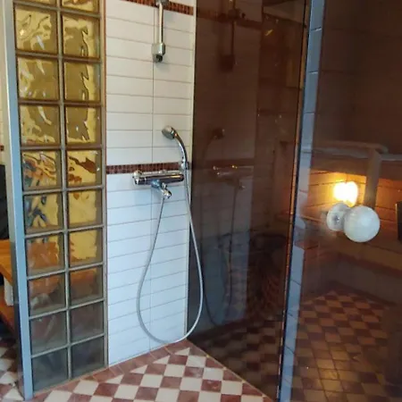 Oma Sisaeaenkaeynti, Sauna Ja Poreallas Puutalossa ゲストハウス